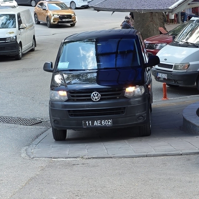 Bilecik'te kaldırıma park eden araç tepkilere neden oldu