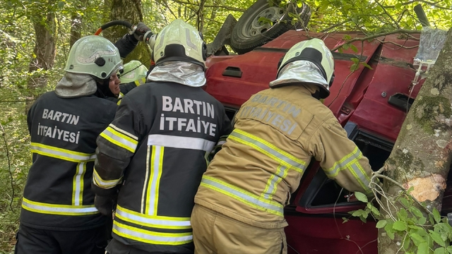 Ağaca çarpan otomobil devrildi; 1'i ağır 3 yaralı
