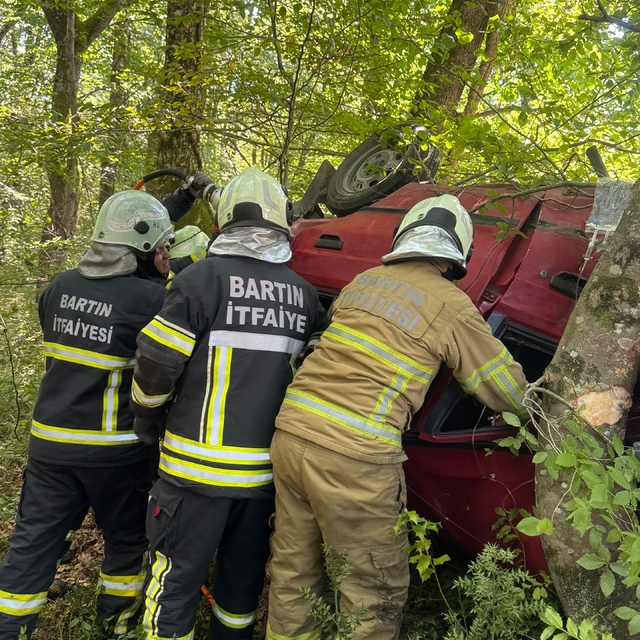 Ağaca çarpan otomobil devrildi; 1'i ağır 3 yaralı