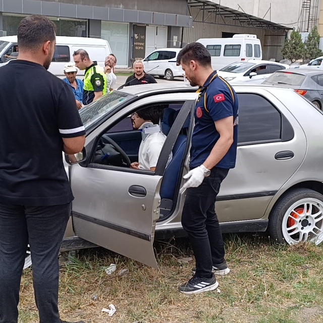 Kontrolden çıkan otomobil beton direğe çarptı: 1 yaralı