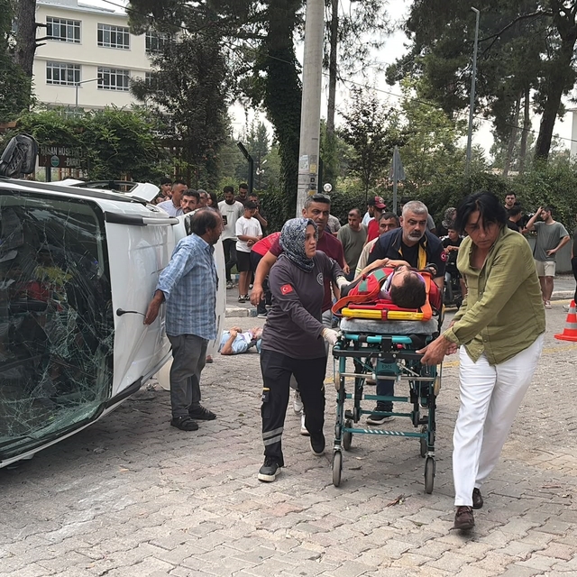 Osmaniye'de iki otomobil çarpıştı: 5 yaralı