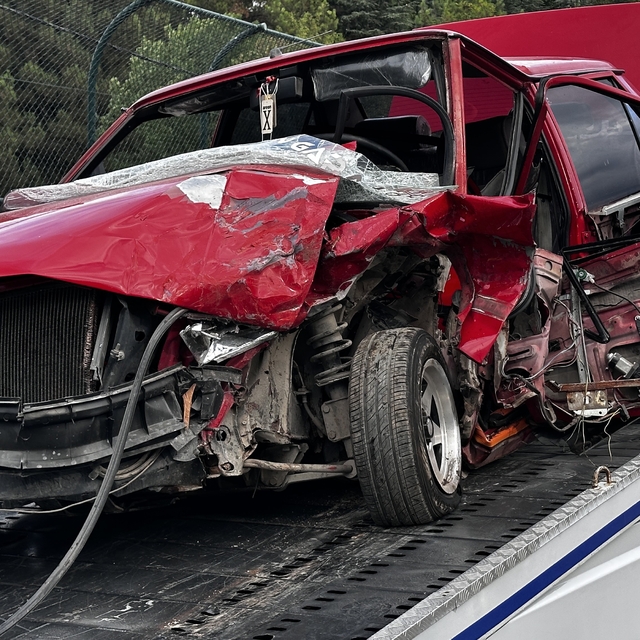 Hafif ticari ile çarpışan otomobil hurdaya döndü: 2 yaralı