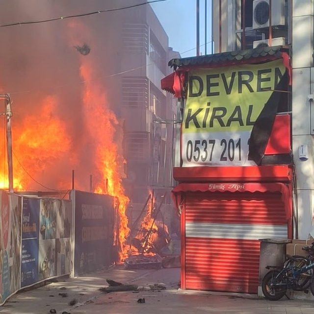 Kocaeli'de konteynerdeki yangın iki işletmeye sıçradı: Mahalleli sokağa dök...