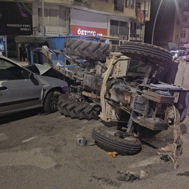 Elazığ'da otomobil ile traktör çarpıştı: 5 yaralı