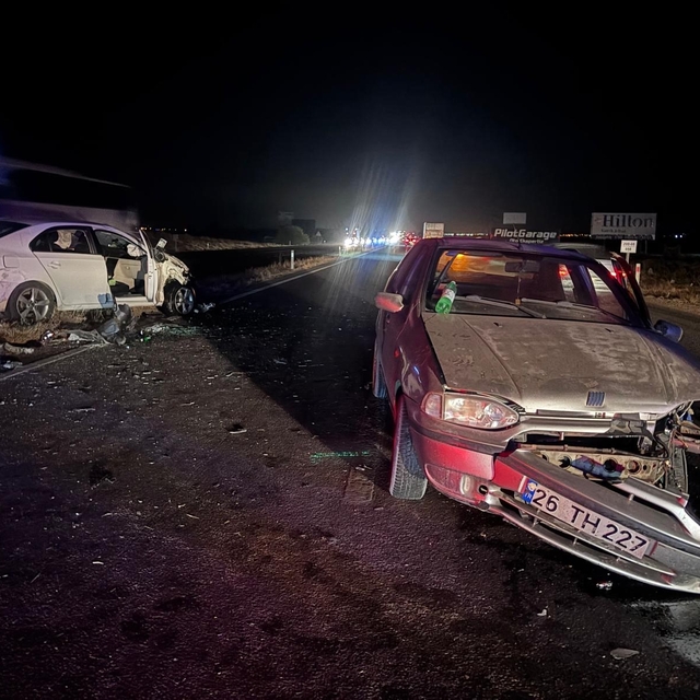 Eskişehir-Ankara yolunda iki otomobil çarpıştı: 5 yaralı