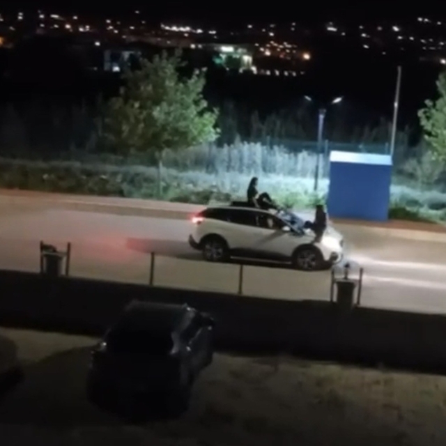İki kadının seyir halindeki otomobilin üstünde tehlikeli yolculuğu kamerada