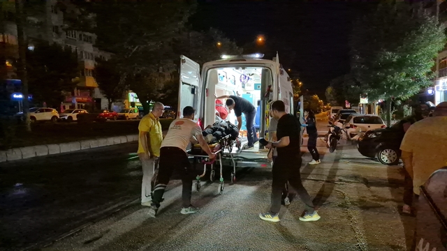 Refüj sulaması sebebiyle ıslanan yolda motosikleti devrilen kurye yaralandı