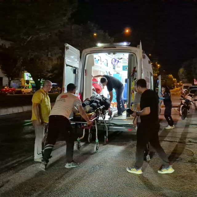 Refüj sulaması sebebiyle ıslanan yolda motosikleti devrilen kurye yaralandı