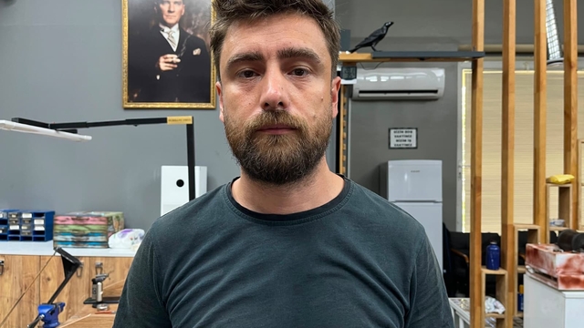 Sivrihisar'ın 1600 yıllık mirası altın tellerle geleceğe taşınıyor
Frigler dönemine kadar uzanan "Sivrihisar cebesi" geleneksel örgü sanatı yaşatılmaya çalışılıyor
25 yıldır ata mesleğini sürdüren kuyumcu Hüseyin Altay:
"Eskiden askerlerin kullandığı zırh örgüsü zamanla takıya dönüşmüş"
"Sivrihisar cebesi yapay zekâyla değil, el emeğiyle yaşar"