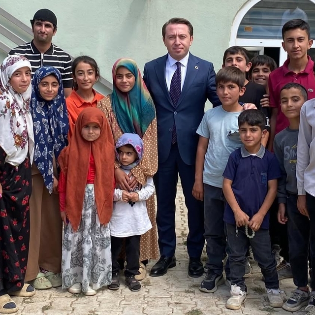 Yüksekova Kaymakamı Hülür, çocukların havuz isteğini geri çevirmedi