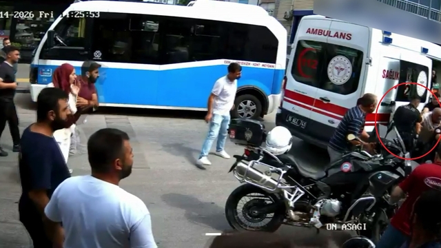 Mahallenin savaş alanına döndüğü anlarda yeni görüntüler ortaya çıktı
Yunus polisinin soğukkanlılığı faciayı önledi
Şüphelinin elindeki bıçağı tereddüt etmeden aldı
