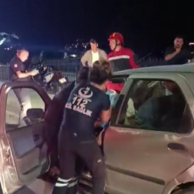 Trafik kazasında yaralanan sürücü, kızı ve torununu görmeden hastaneye gitm...