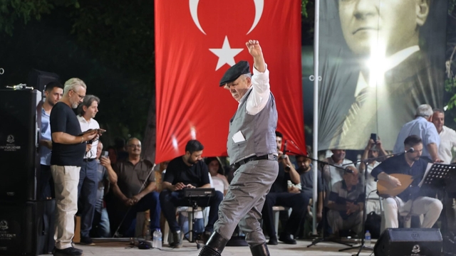 Üstat ve genç efeler 'Zeybek Ateşi'ni yaktı
Tavas Zeybek, Kültür ve Sanat Festivalinde 'Zeybek Ateşi' yakıldı