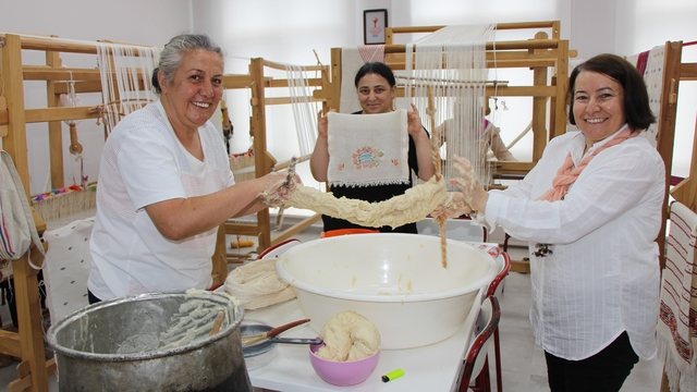 İpliği yemek yapar gibi hazırlanıyor: 'Gümüşhacıköy kıvratma dokuması'nı 50 yıl sonra yeniden dokudular