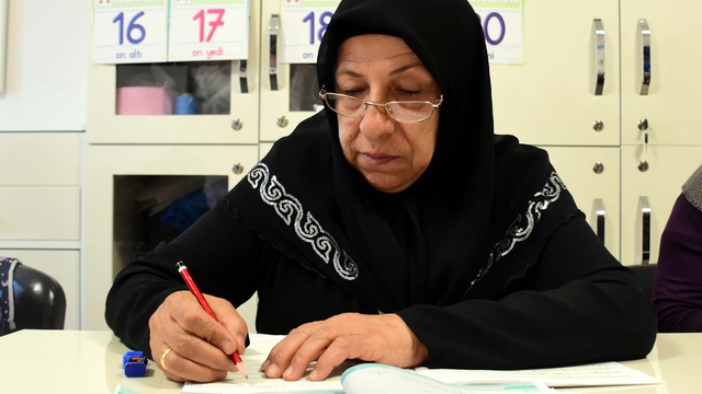 Otobüs durağında sorduğu soruya aldığı cevapla 56 yaşında okul sıralarına döndü