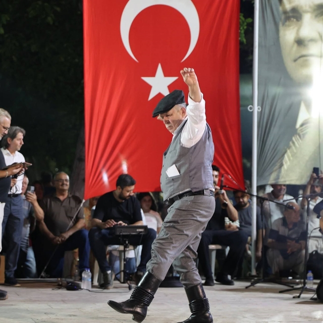 Üstat ve genç efeler 'Zeybek Ateşi'ni yaktı
Tavas Zeybek, Kültür ve Sanat F...
