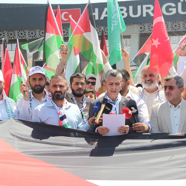 Habur Sınır Kapısı'nda Irak'ta bekletilen "Filistin Konvoyu" için basın açı...