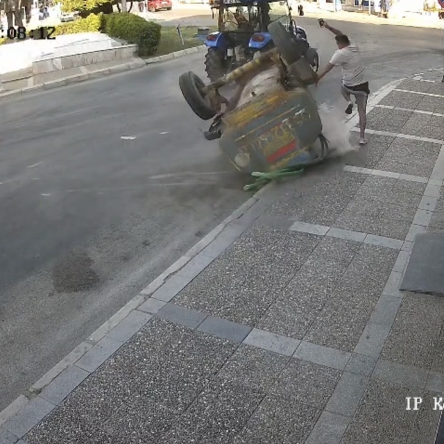 İzmir'de traktörden fırlayan tanker yayayı eziyordu