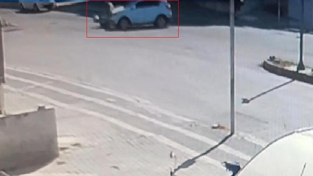 Otomobilin motosikletle çarpışma anı kamerada