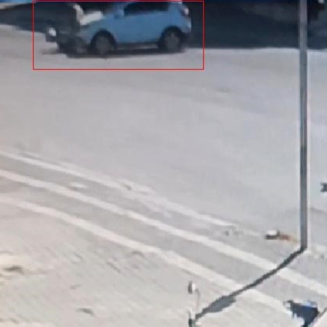 Otomobilin motosikletle çarpışma anı kamerada