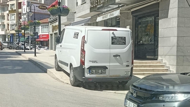 Bilecik'te kaldırım üstü parklanmalar yayaları isyan ettirdi