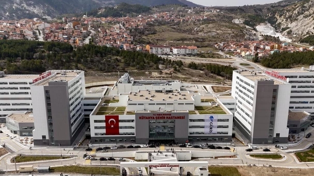 Kütahya Şehir Hastanesi'nde 76 yaşındaki kanser hastasına genel anestezisiz ameliyat
