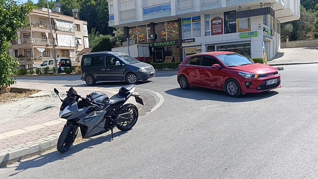 Sokağa dönmek isteyen otomobile motosiklet çarptı: 1 yaralı