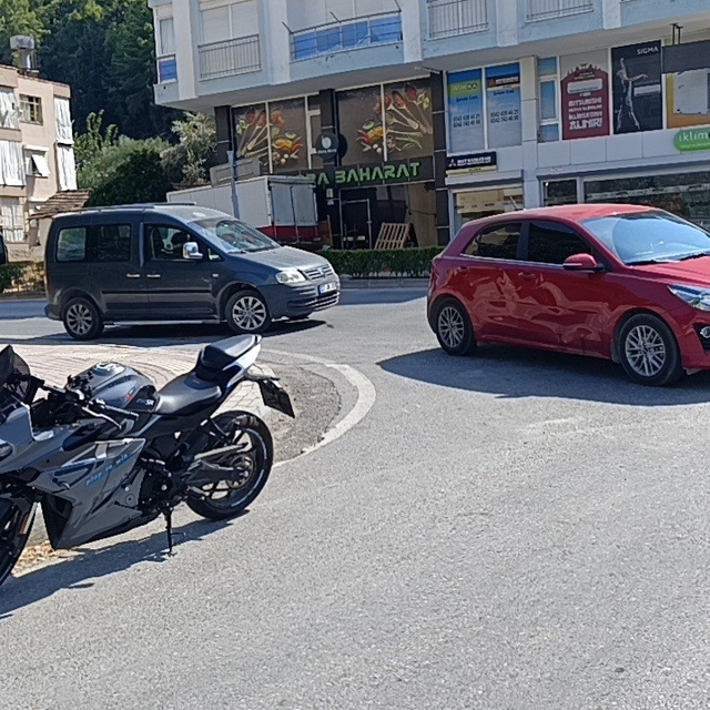 Sokağa dönmek isteyen otomobile motosiklet çarptı: 1 yaralı