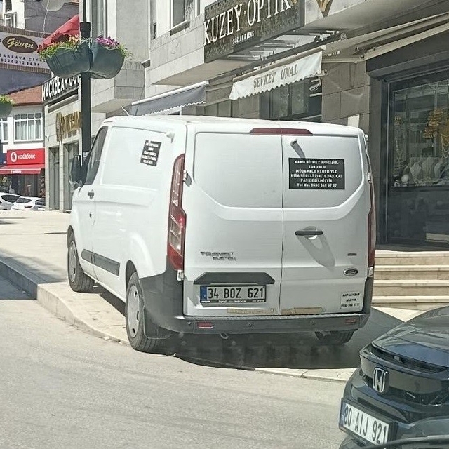 Bilecik'te kaldırım üstü parklanmalar yayaları isyan ettirdi