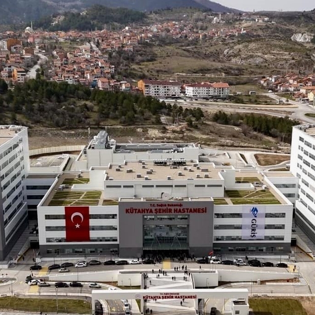 Kütahya Şehir Hastanesi'nde 76 yaşındaki kanser hastasına genel anestezisiz...