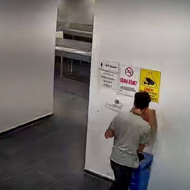 Kadınlar tuvaletindeki hırsızlık kameralara yansıdı