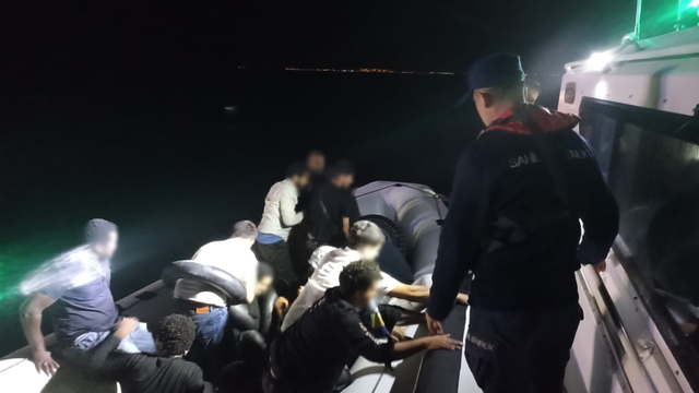 İzmir açıklarında 21 düzensiz göçmen yakalandı, 31 göçmen kurtarıldı
