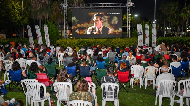 Mersin'de açık havada sinema keyfi