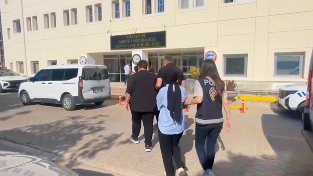Eskişehir merkezli 19 ilde 'sahte modem' operasyonu: 90 şüpheli yakalandı
43 milyon 500 bin TL değerindeki taşınır ve taşınmaz mal varlığına el konuldu
Kendilerini kurumsal firma temsilcisi gibi tanıtıp 801 kişiyi mağdur ettiler
Dolandırıcıların hesaplarına 116 milyon TL para girişi tespit edildi