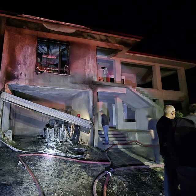 Kulu'da inşaatın garajındaki traktör yandı