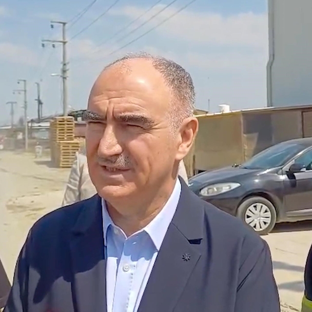 Vali Özkan yangınla ilgili son durumu açıkladı
Manisa Valisi Vahdettin Özka...