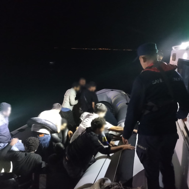 İzmir açıklarında 21 düzensiz göçmen yakalandı, 31 göçmen kurtarıldı