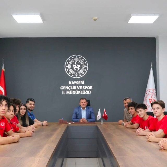 Başarılı milli cimnastikçilerden İl Müdürü Kabakcı'ya ziyaret