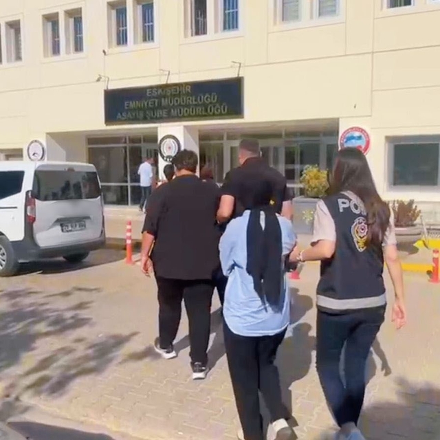 Eskişehir merkezli 19 ilde 'sahte modem' operasyonu: 90 şüpheli yakalandı
4...