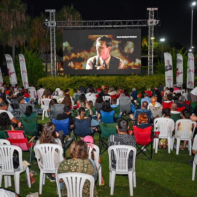Mersin'de açık havada sinema keyfi