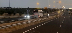 Birecik'te otoyolda tehlikeli anlar: Yolcu otobüsü ters yönde ilerledi