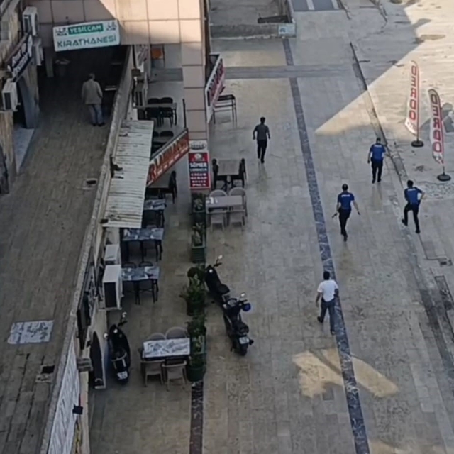 Şanlıurfa'da polis aracının camını bıçakla kırıp ekiplere saldırdı