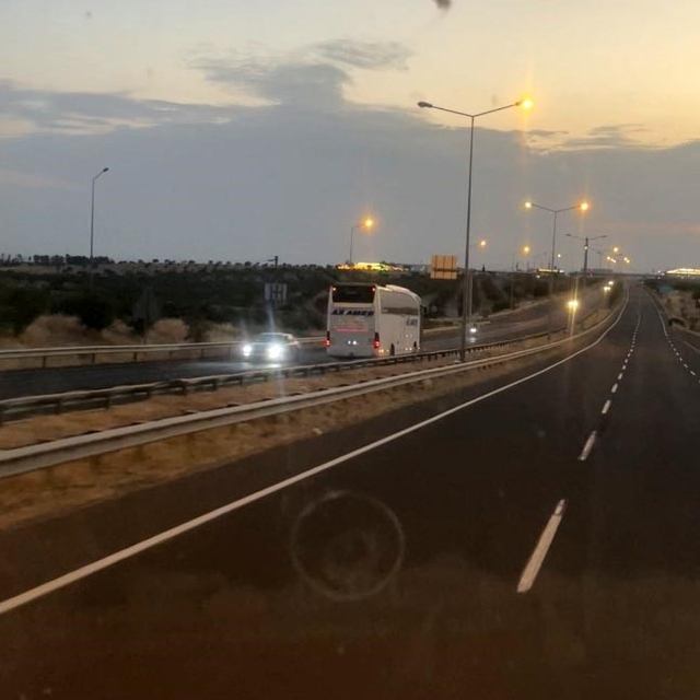 Birecik'te otoyolda tehlikeli anlar: Yolcu otobüsü ters yönde ilerledi