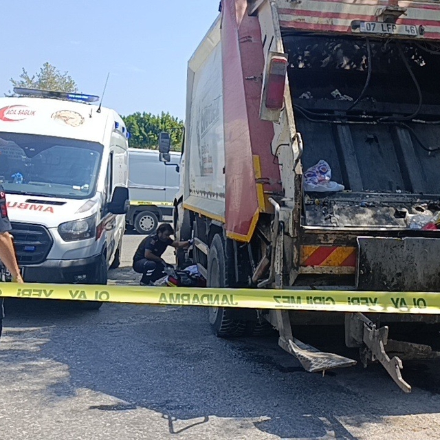 Temizlik işçisi görev yaptığı çöp kamyonunun altında kalarak hayatını kaybe...