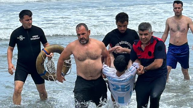 Ordu'da yasağa rağmen denize giren 2 kardeş boğulma tehlikesi geçirdi