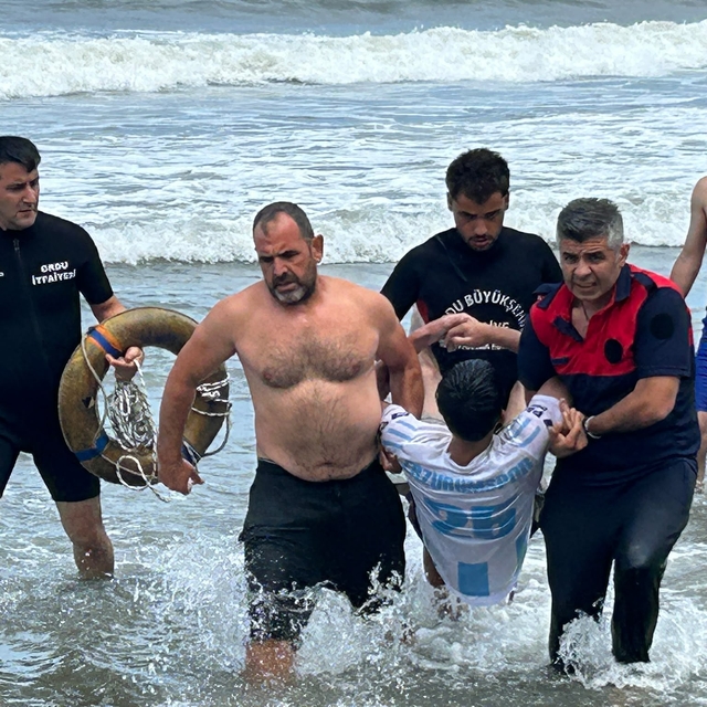 Ordu'da yasağa rağmen denize giren 2 kardeş boğulma tehlikesi geçirdi