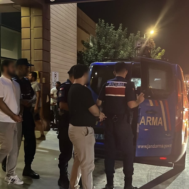 Vize dolandırıcılığı operasyonunda şüpheliler ve yakınları gazetecilere tep...