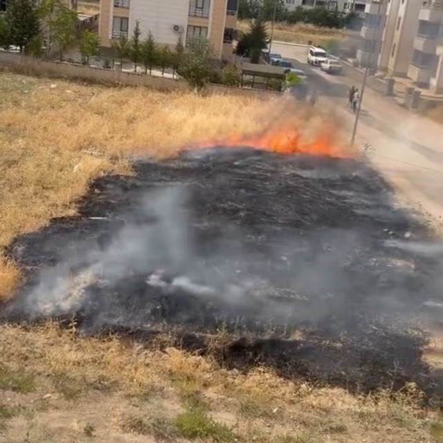 Elazığ'da otluk alanda çıkan yangın söndürüldü