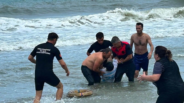 Ordu'da yasağa rağmen denize giren 2 kardeş boğulma tehlikesi geçirdi