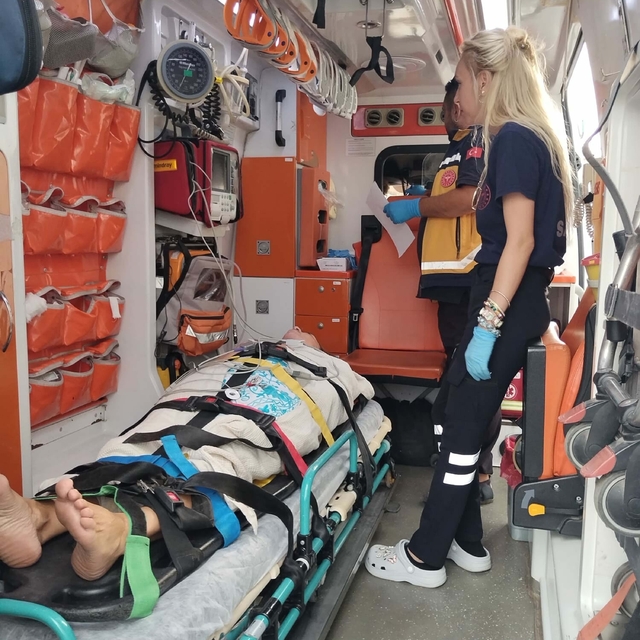 Teknede yaralanan Amerikalı turist, deniz ambulansı ile hastaneye kaldırıld...